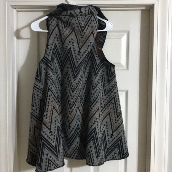 Beautiful Patterned Open-Front Vest - Picture 8 of 8